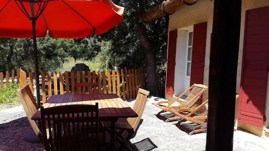 Terrasse parasol rouge, Le Jas — location en Luberon