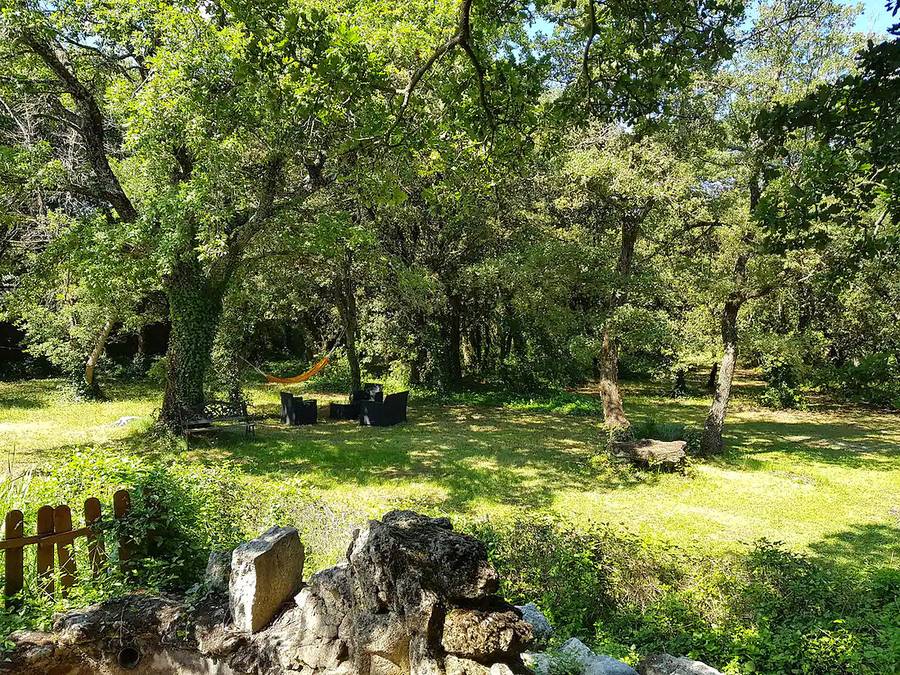 Jardin & hamac sous les chênes, Le Jas — location en Luberon