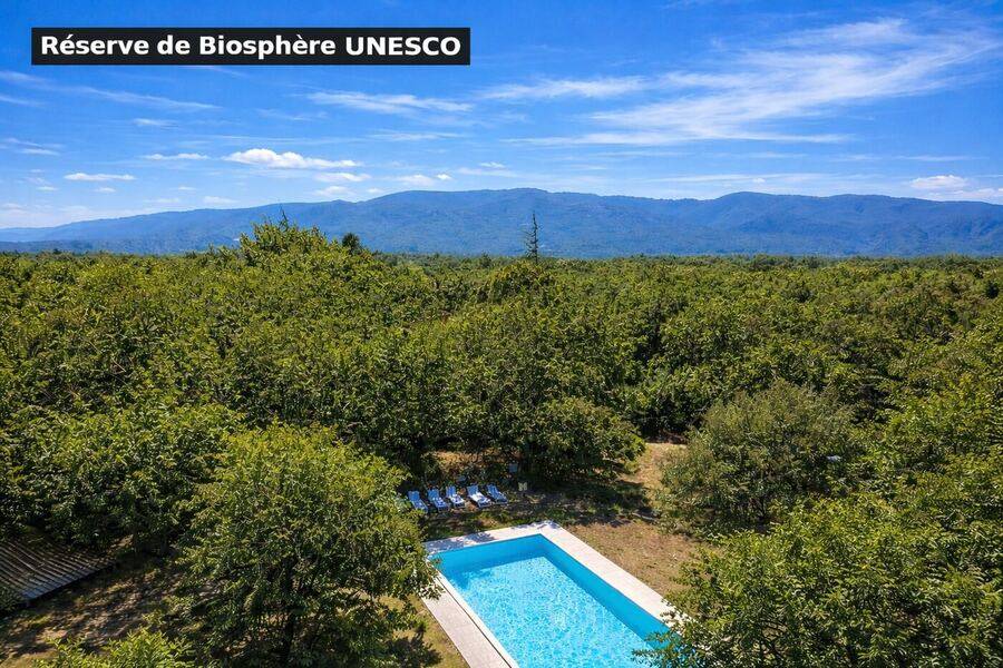 Vue aérienne piscine UNESCO, Le Jas — location en Luberon
