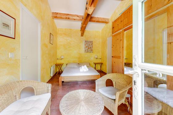 Le Jas — Chambre ocre — Coin salon