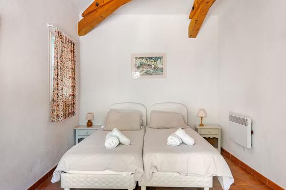 Le Jas — Chambre claire — Deux lits simples