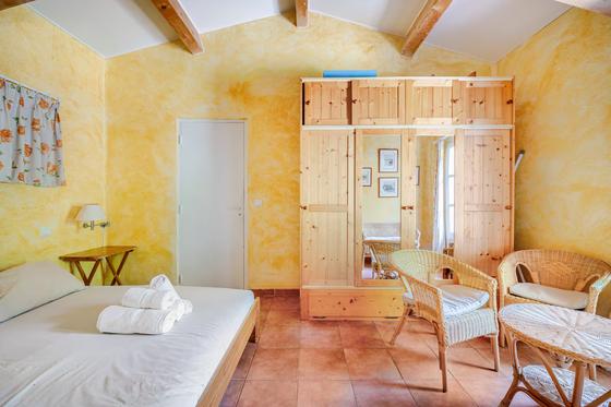 Le Jas — Chambre ocre — Penderie & fauteuils