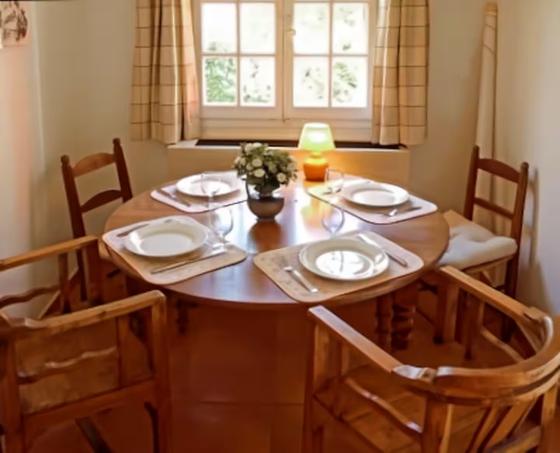 Le Jas — Salle à manger — Table ronde