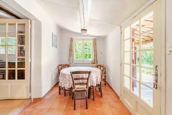 Le Jas — Coin repas lumineux